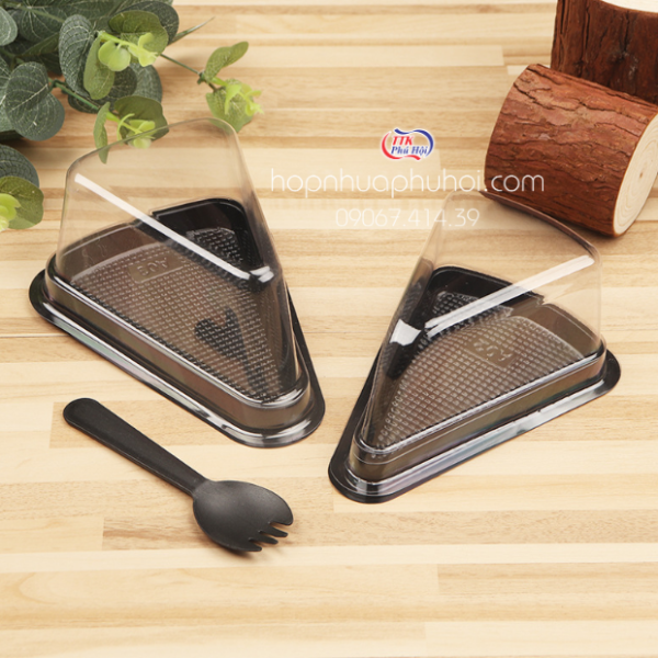 Hộp nhựa tam giác đế đen đựng bánh JB03